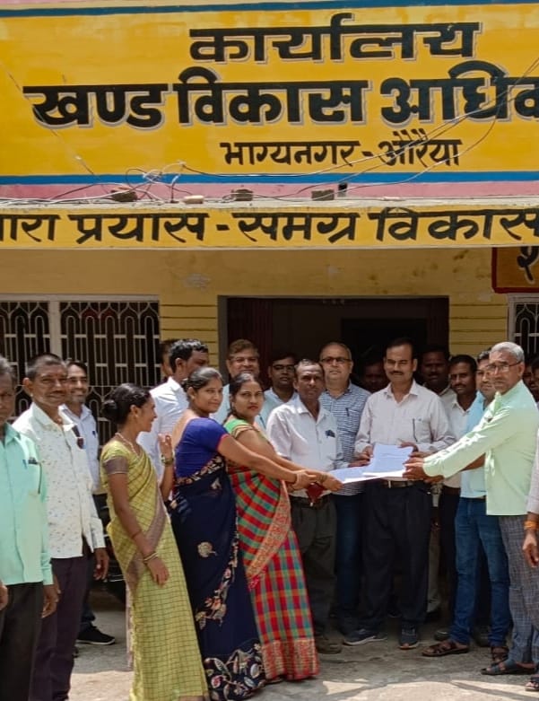 फोटो-02एयूआरपी-17 खंड विकास अधिकारी को ज्ञापन देते रोजगार सेवक। संवाद फोटो-02एयूआरपी-17 खंड विकास अधिकारी को ज्ञापन देते रोजगार सेवक। संवाद