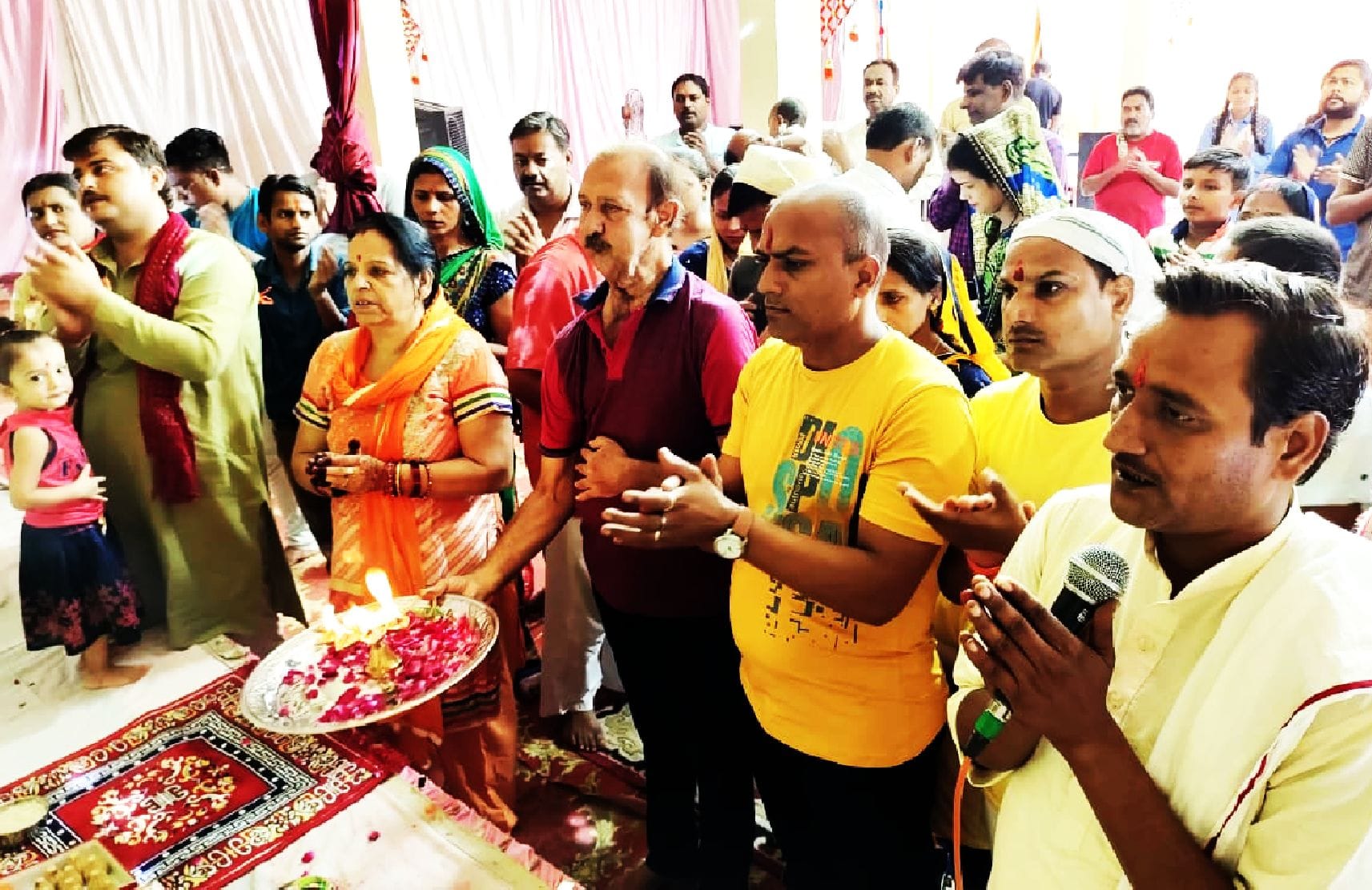 गणेश उत्सव में आरती करते श्रद्धालु । संवाद गणेश उत्सव में आरती करते श्रद्धालु । संवाद