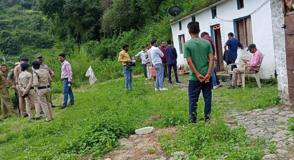 मृतक जगदीश चंद्र के घर में मौजूद पुलिस और अन्य। संवाद मृतक जगदीश चंद्र के घर में मौजूद पुलिस और अन्य। संवाद