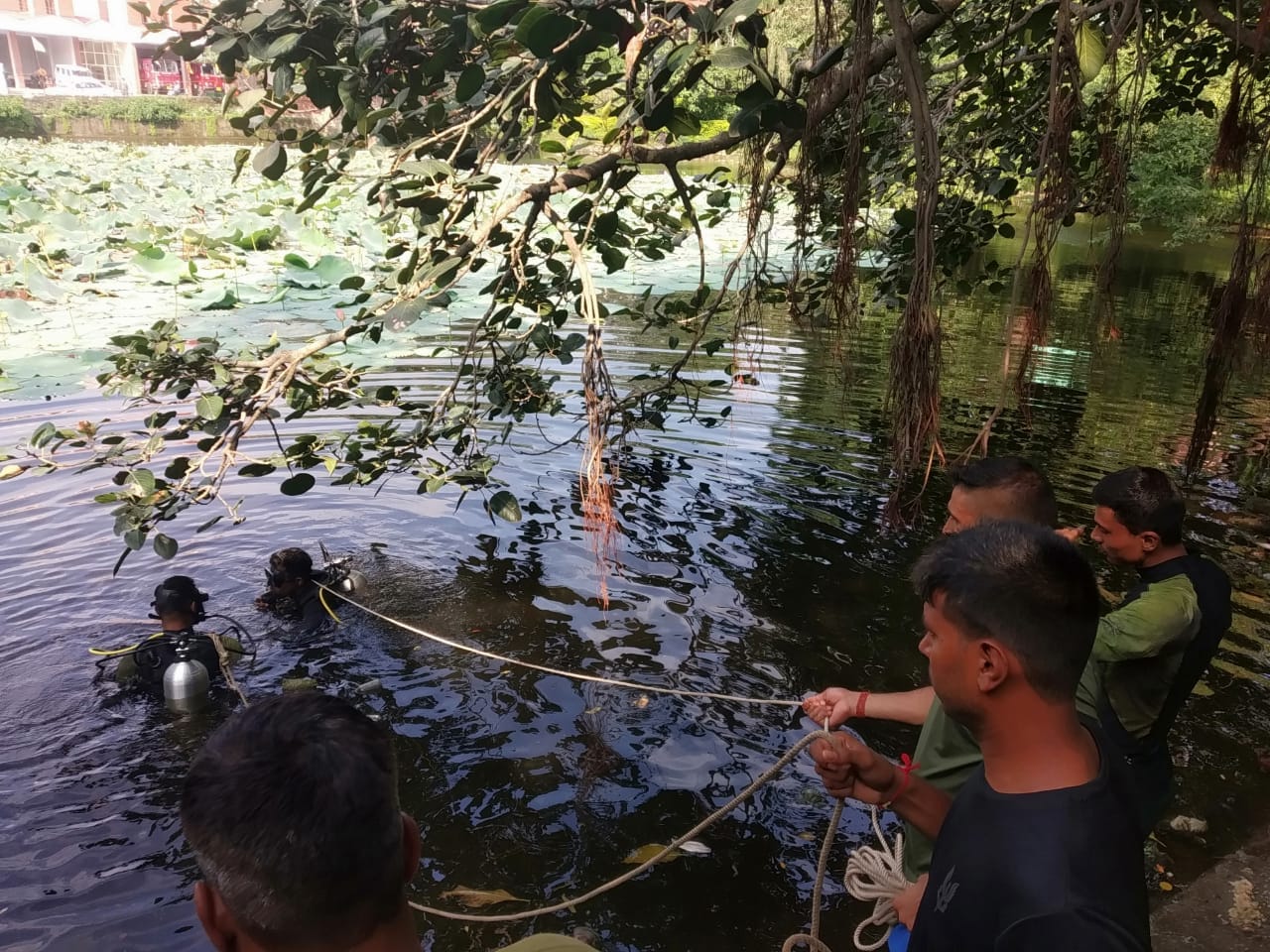 नाहन के कालीस्थान तालाब में डूबे व्यक्ति को ढूंढते सेना के जवान। संवाद