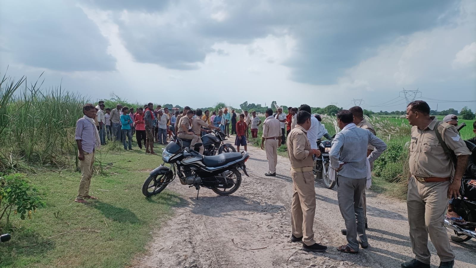 नहर किनारे मौजूद ग्रामीणों की भीड़ व छानबीन करने पहुंची पुलिस। संवाद नहर किनारे मौजूद ग्रामीणों की भीड़ व छानबीन करने पहुंची पुलिस। संवाद