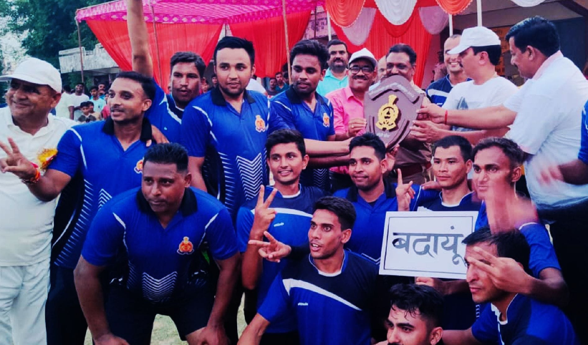 स्टेडियम में फुटबॉल टूर्नामेंट के समापन पर पुरुष वर्ग में बदायूं की टीम को ट्रॉफी देते एसपी एस.आ? स्टेडियम में फुटबॉल टूर्नामेंट के समापन पर पुरुष वर्ग में बदायूं की टीम को ट्रॉफी देते एसपी एस.आ?