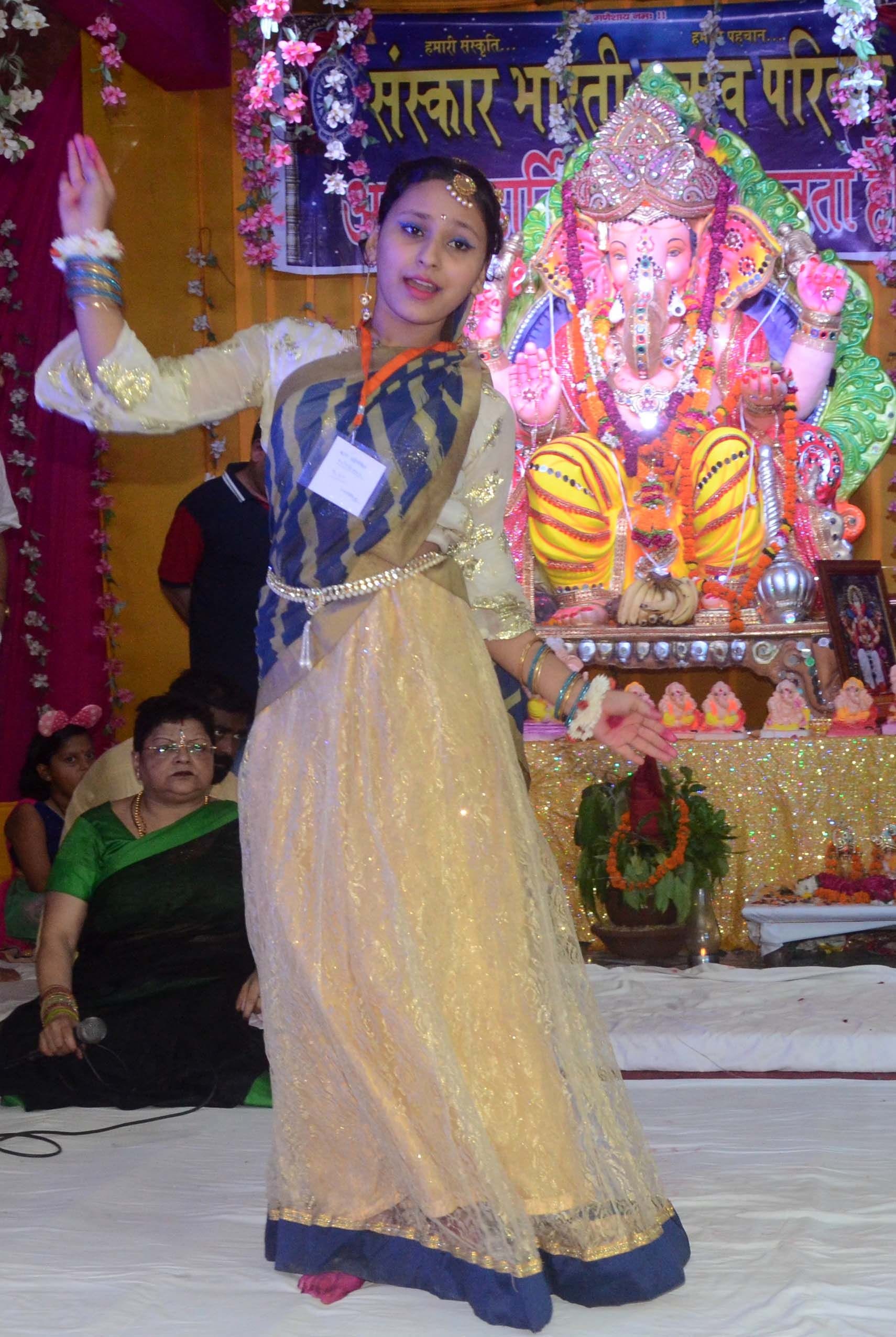 वार्ष्णेय मंदिर में गणेश महोत्सव पर सांस्कृतिक कार्यक्रम में प्रस्तुति देती बच्ची। 