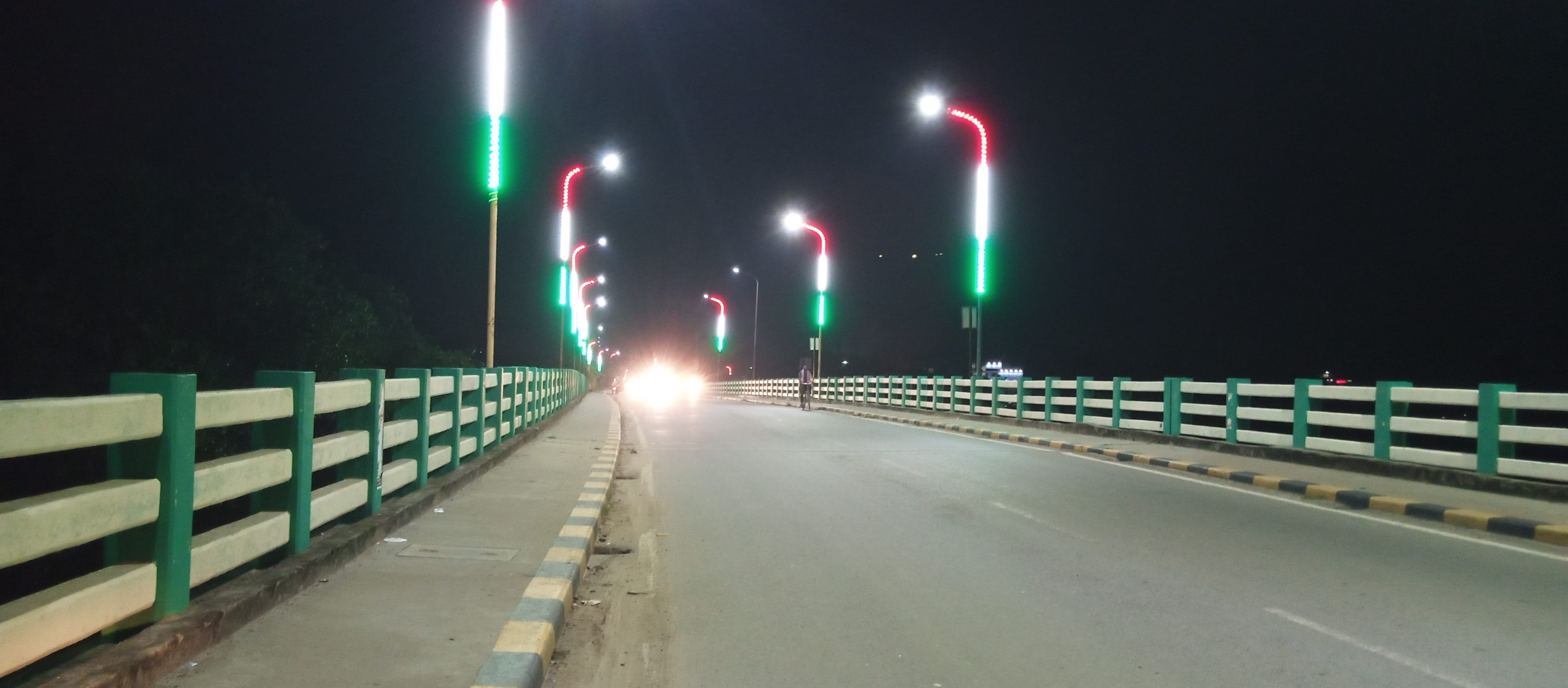 आकर्षक लाइटों से जगमगाता नगर के भीटी स्थित ओवरब्रिज।संवाद आकर्षक लाइटों से जगमगाता नगर के भीटी स्थित ओवरब्रिज।संवाद