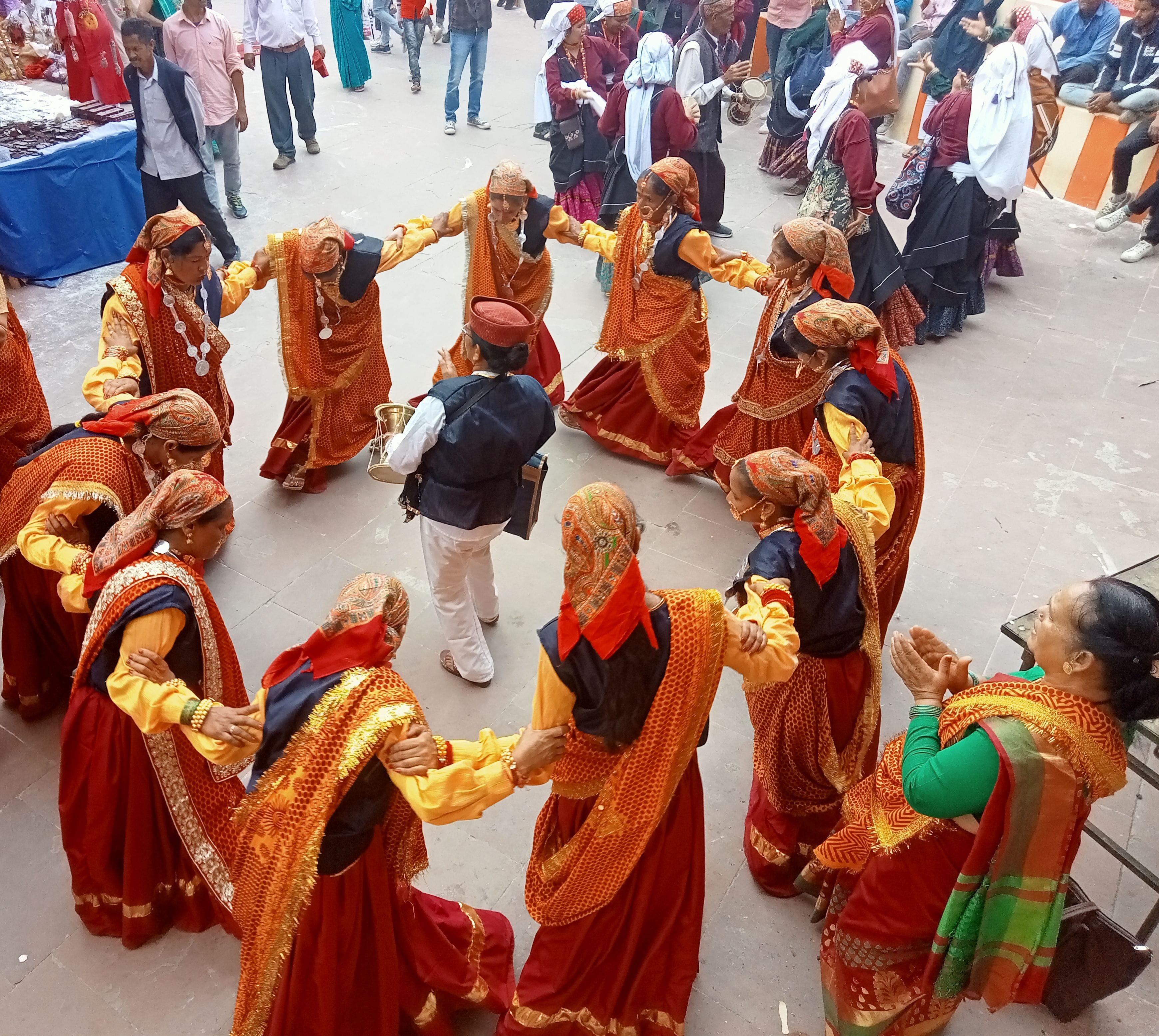 अल्मोड़ा नंदा देवी मेले के दौरान मंदिर प्रांगण में जोड़ा गाती महिलाएं।संवाद अल्मोड़ा नंदा देवी मेले के दौरान मंदिर प्रांगण में जोड़ा गाती महिलाएं।संवाद