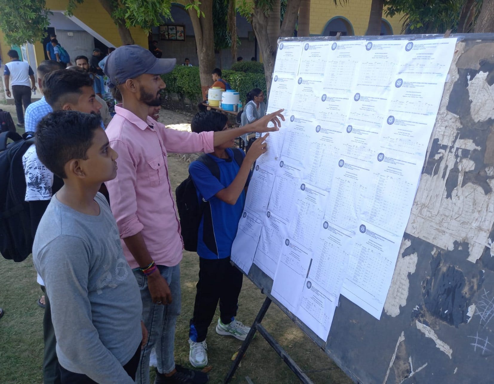 बागपत के सर्वोदय पब्लिक स्कूल में आयोजित प्रतियोगिता के बाद अपने-अपने अंक देखते शूटर। बागपत के सर्वोदय पब्लिक स्कूल में आयोजित प्रतियोगिता के बाद अपने-अपने अंक देखते शूटर।