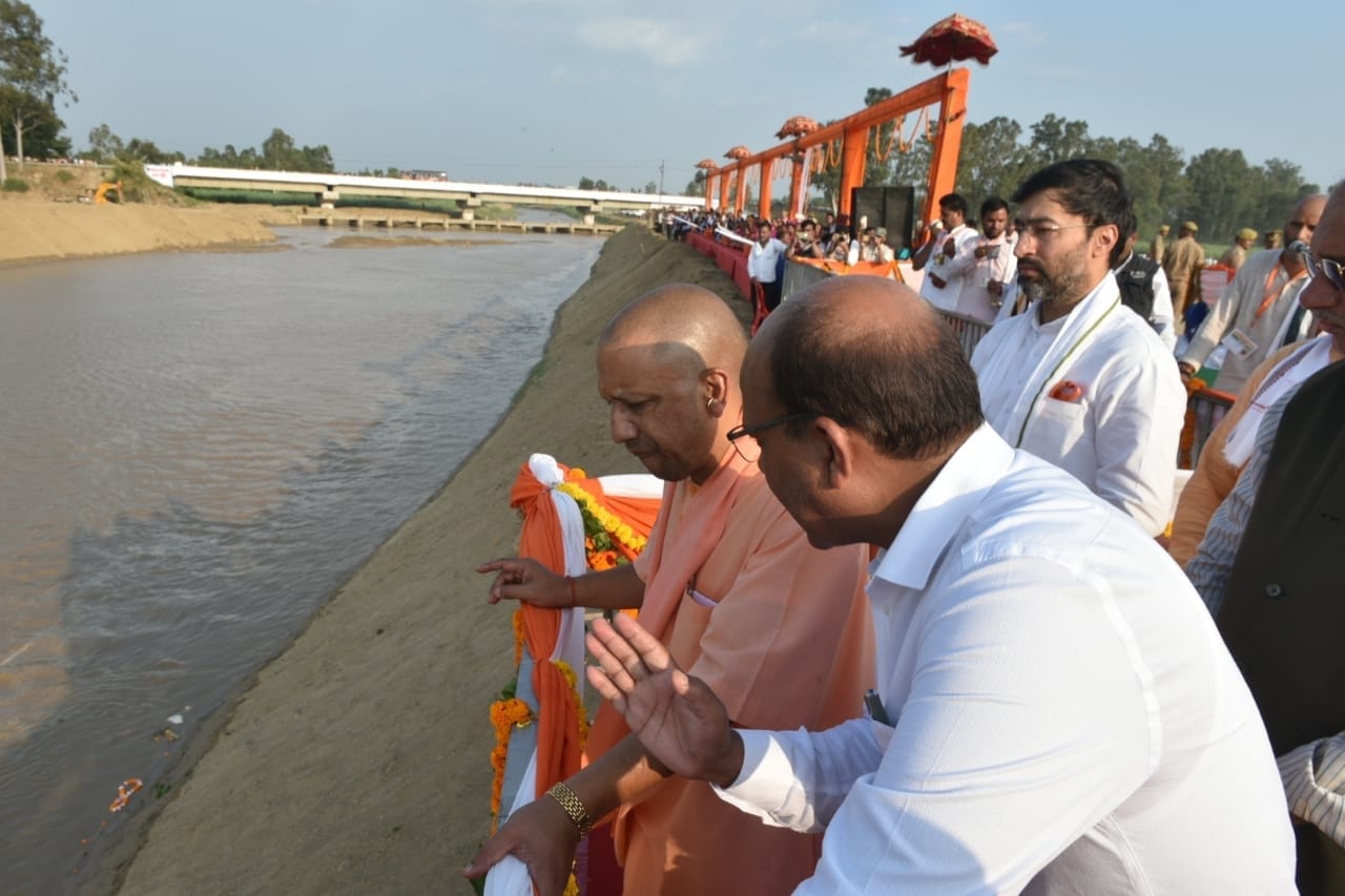 बिजनौर में मालन नदी के तट पर डीएम से मालन नदी के पुरनोद्धार के बारे में जानकारी लेते सीएम योगी आदि? बिजनौर में मालन नदी के तट पर डीएम से मालन नदी के पुरनोद्धार के बारे में जानकारी लेते सीएम योगी आदि?
