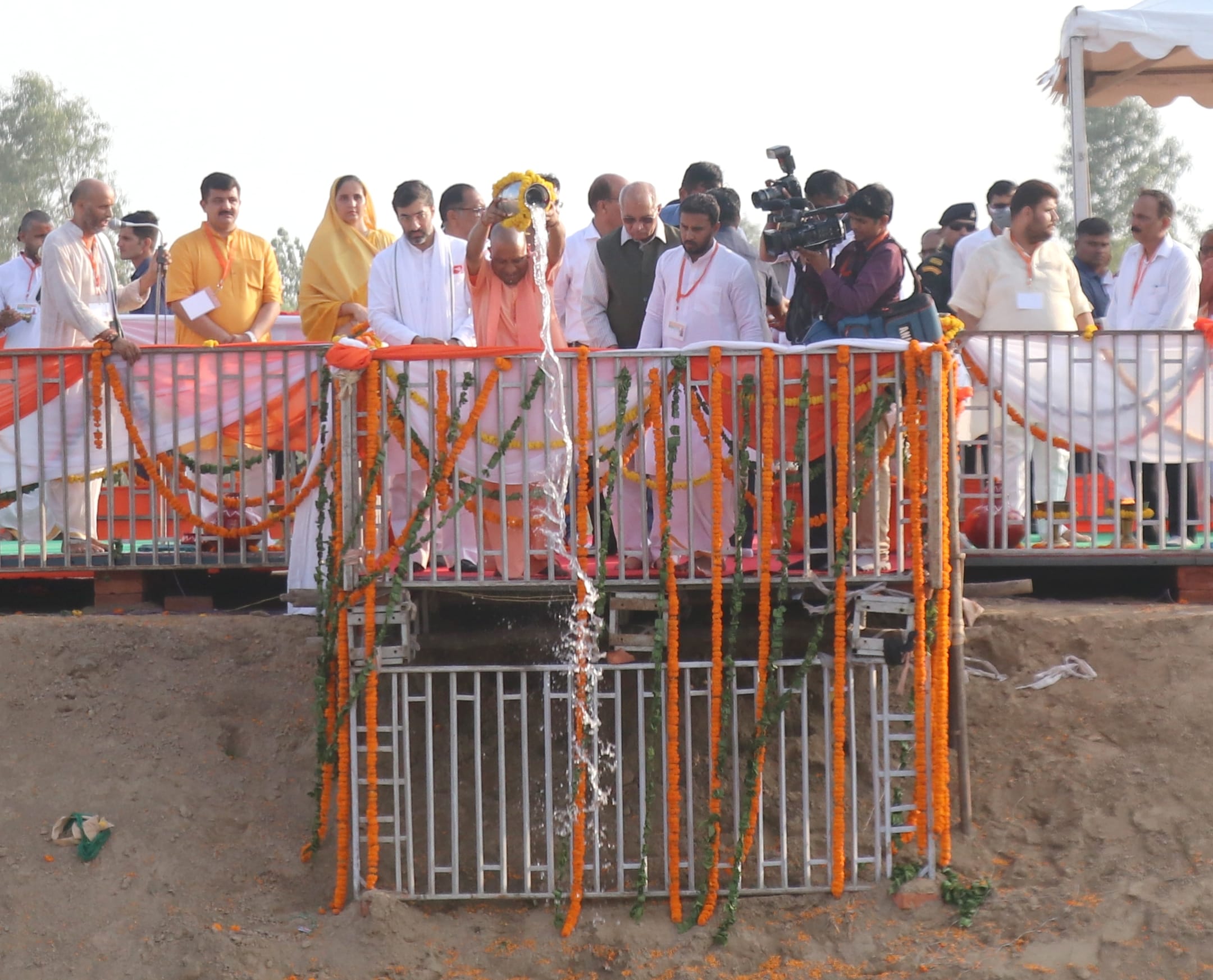 बिजनौर में मालन नदी के तट पर मत्रोंचार के बाद जल चढ़ाते सीएम योगी आदित्यनाथ। बिजनौर में मालन नदी के तट पर मत्रोंचार के बाद जल चढ़ाते सीएम योगी आदित्यनाथ।