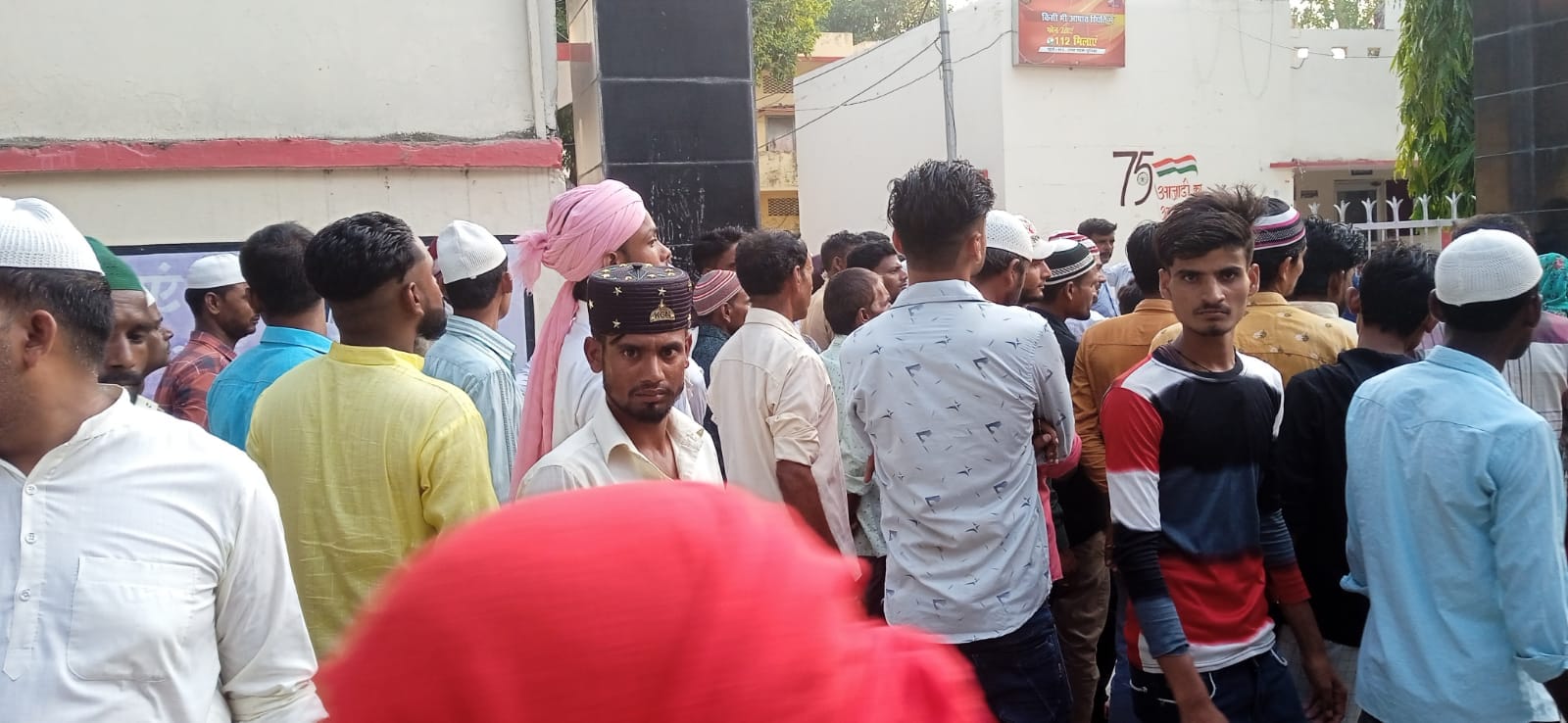 बीसलपुर कोतवाली गेट जमा भीड़। संवाद