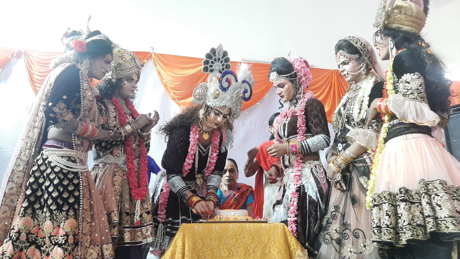 चौक बाजार में चल रहे गणेश उत्सव में केक काटते कलाकार। संवाद