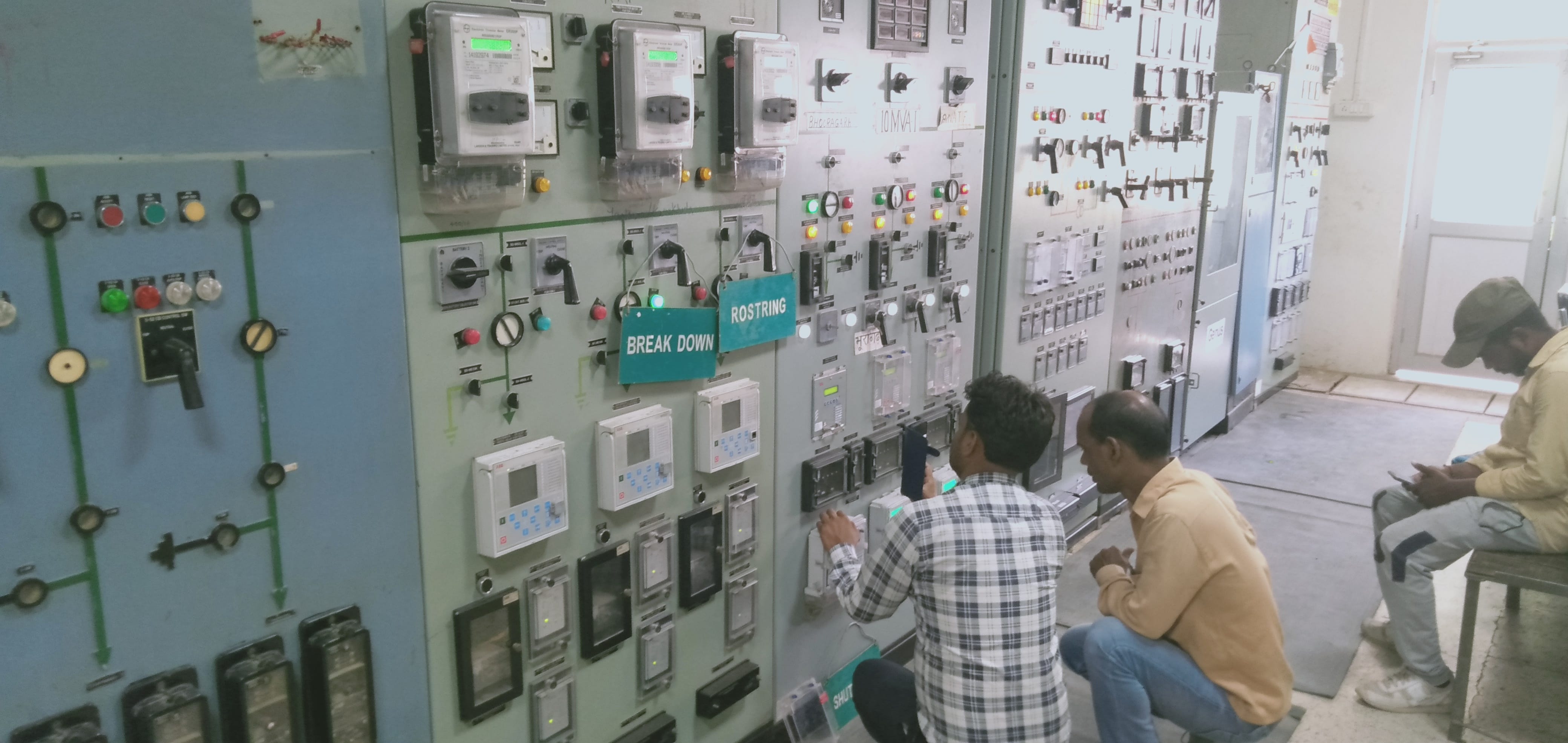 चिल्ला सब स्टेशन में फीडर चेक करते जेई। चिल्ला सब स्टेशन में फीडर चेक करते जेई।
