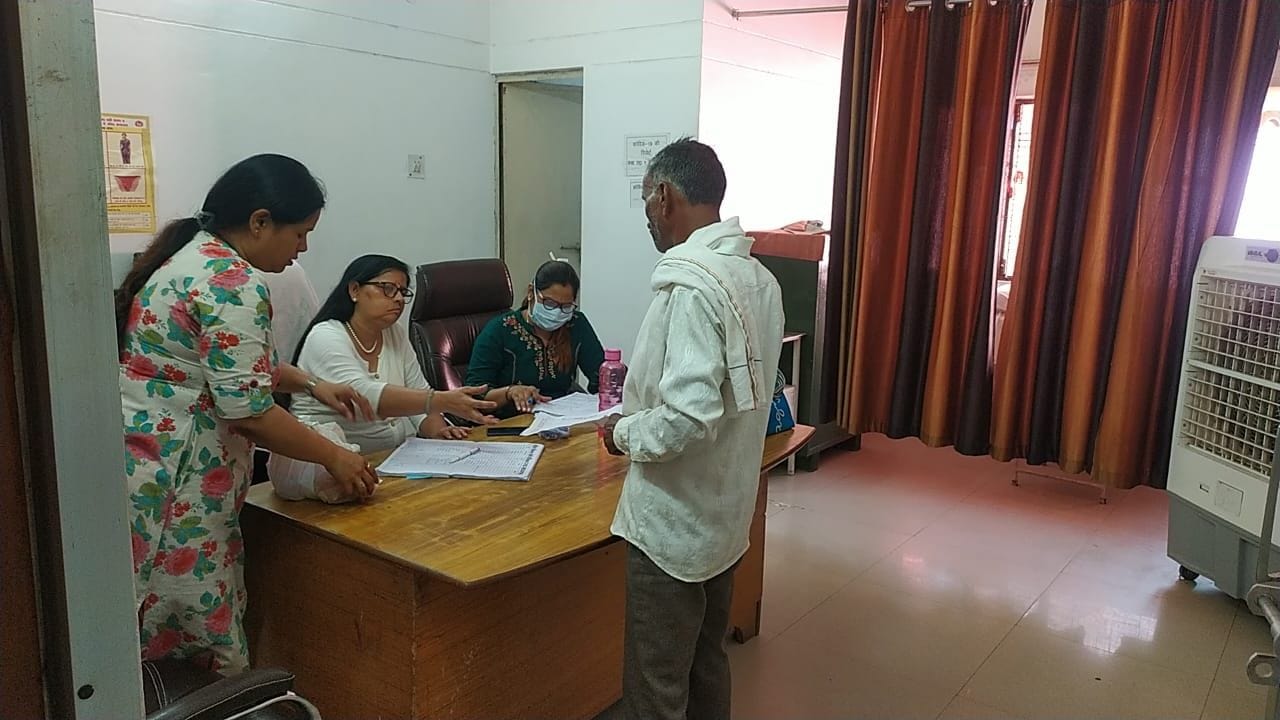  चार नंबर कमरे में मरीज को देखतीं महिला चिकित्सक। संवाद
