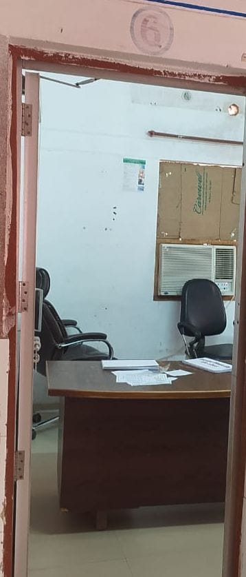 छह नंबर कमरे में डॉक्टरों के न होने से खाली पड़ी कुर्सियां। संवाद