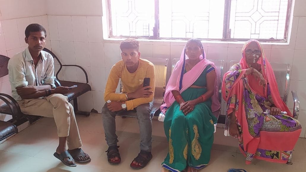 डॉक्टरों के न होने पर केबिन के बाहर इंतजार करते मरीज। संवाद