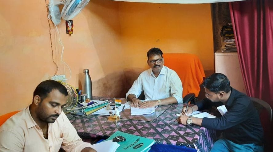 फोटो- 34- कार्यालय में कार्य करते अधिकारी व कर्मचारी