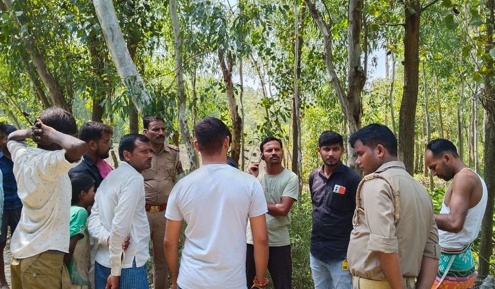 फोटो-41- परिजनों से पूछताछ करते पुलिसकर्मी