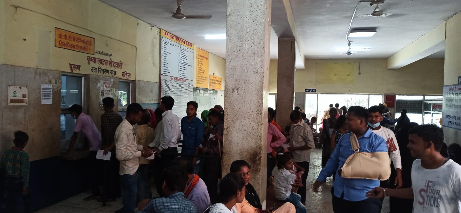 जिला अस्पताल में दवा लेने के लगी मरीजों की लंबी लाइन। संवाद जिला अस्पताल में दवा लेने के लगी मरीजों की लंबी लाइन। संवाद