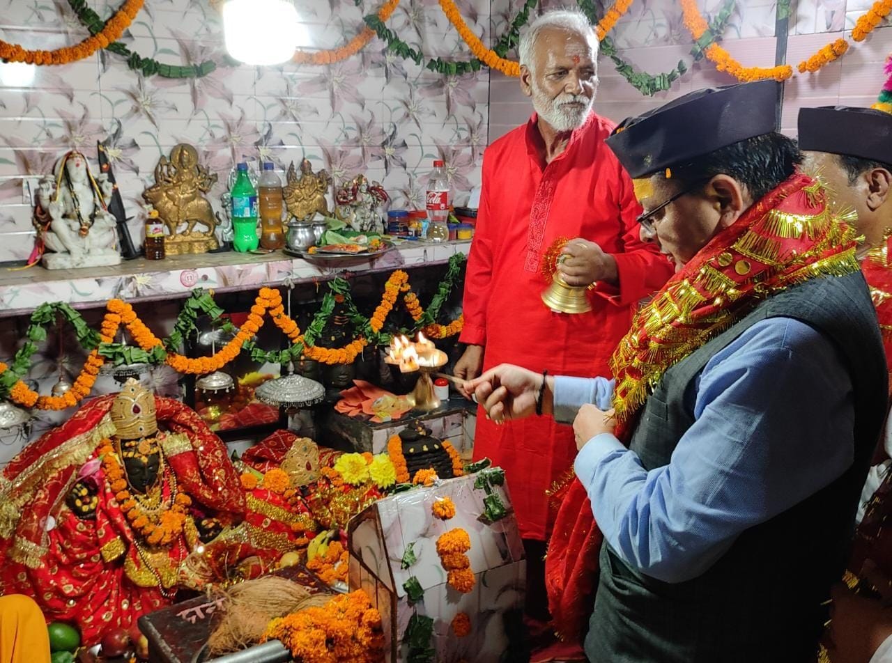 कोट मंदिर में नंदा की पूजा करते सीएम। संवाद