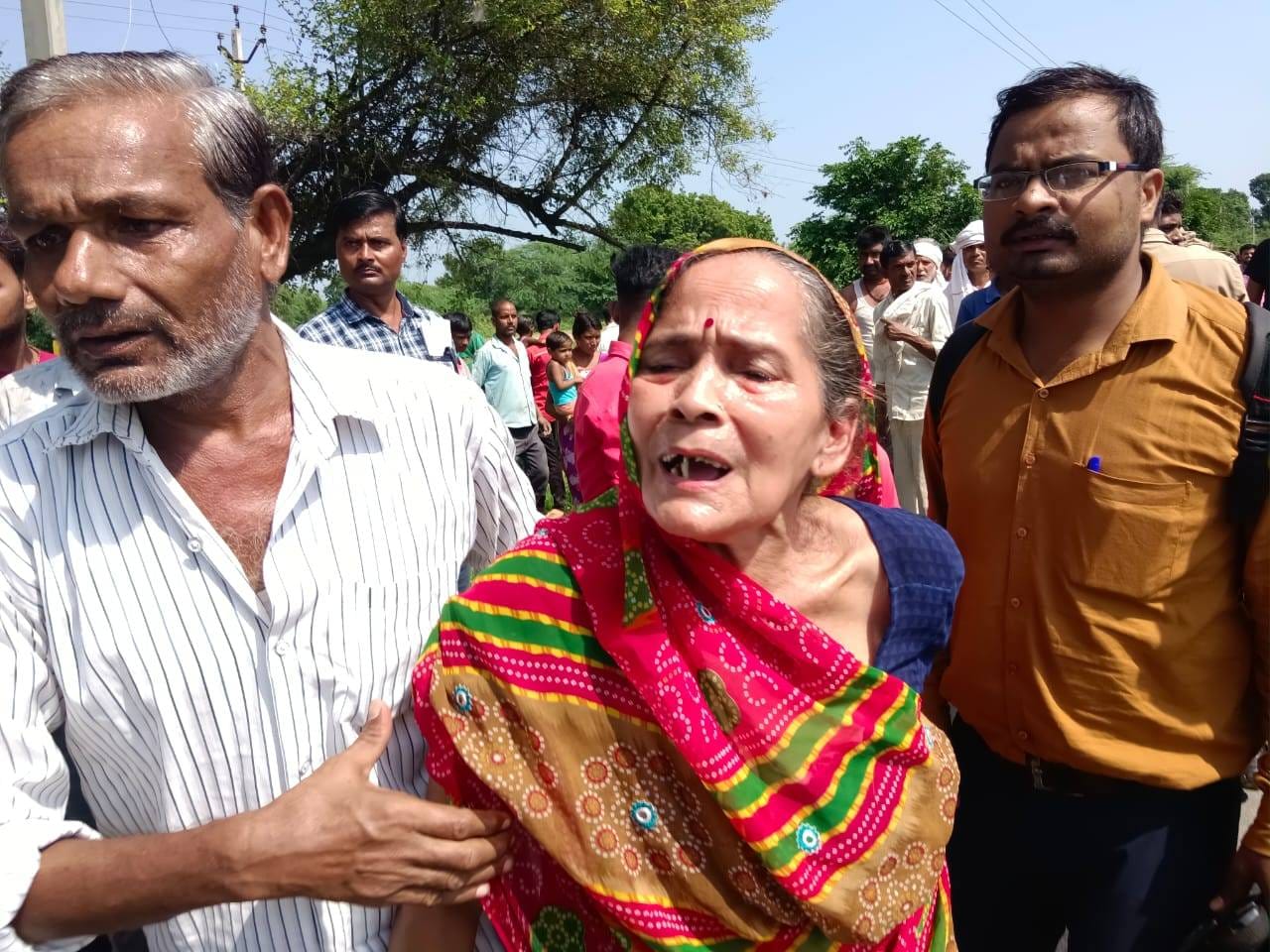 रोती बिलखती मृतक की पत्नी गायत्री देवी। संवाद रोती बिलखती मृतक की पत्नी गायत्री देवी। संवाद