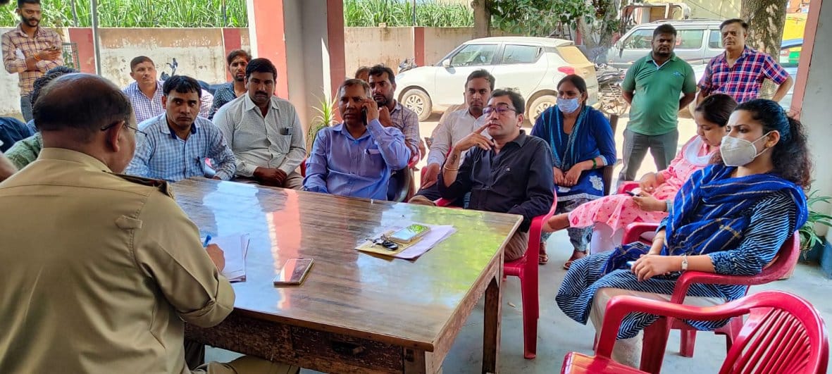 सिंघावली अहीर थाने में इस्पेक्टर क्राइम इंद्रपाल सिंह से शिकायत करते चिकित्सक सिंघावली अहीर थाने में इस्पेक्टर क्राइम इंद्रपाल सिंह से शिकायत करते चिकित्सक