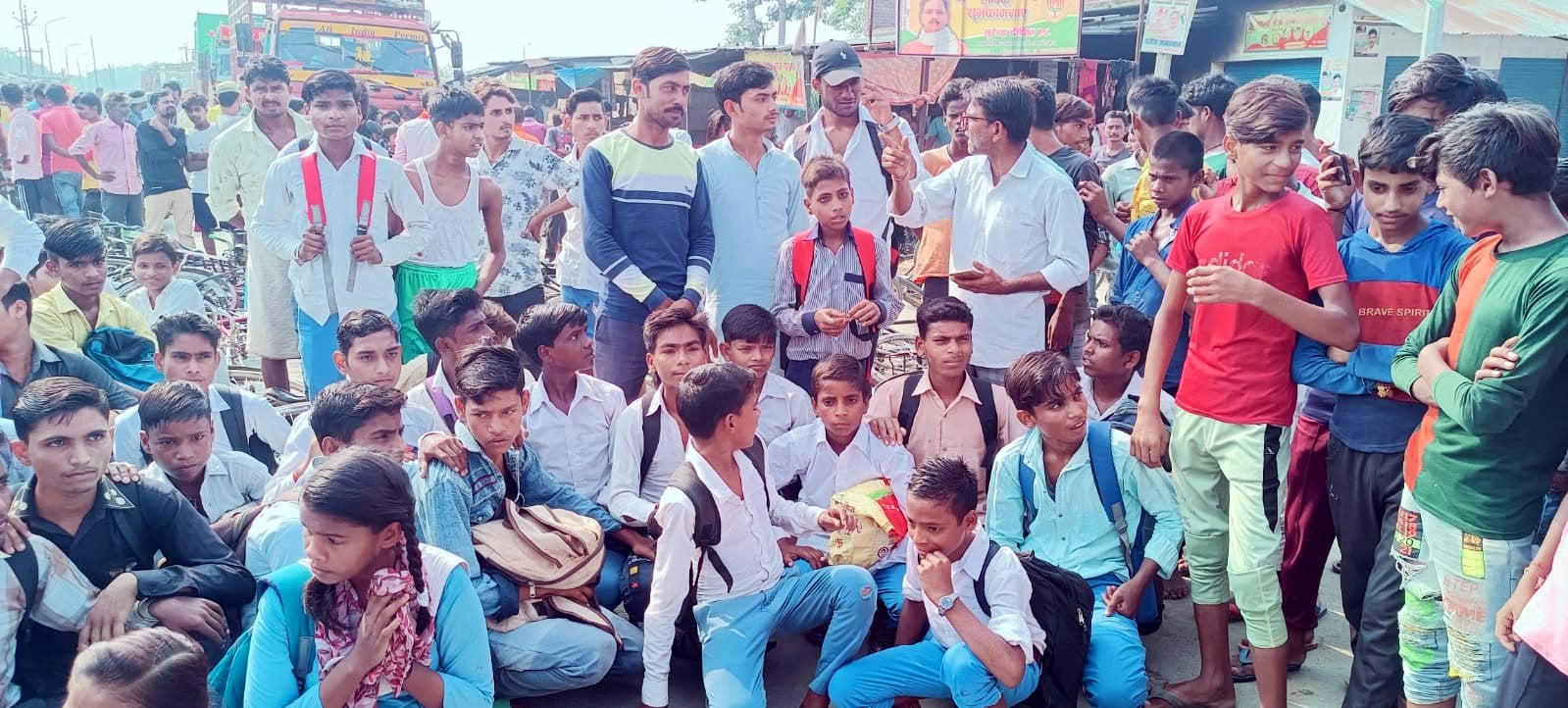 धौरहरा पलिया हाई वे पर जाम लगाते छात्र धौरहरा पलिया हाई वे पर जाम लगाते छात्र