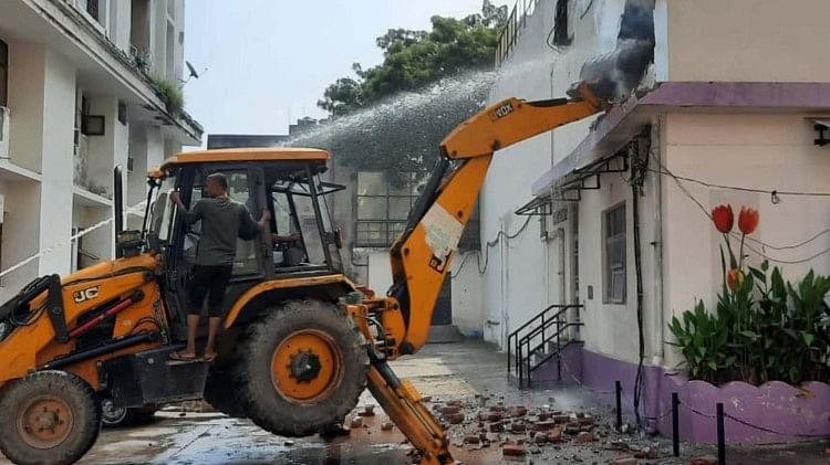 Fire broke out in a hotel in hazratganj in Lucknow.