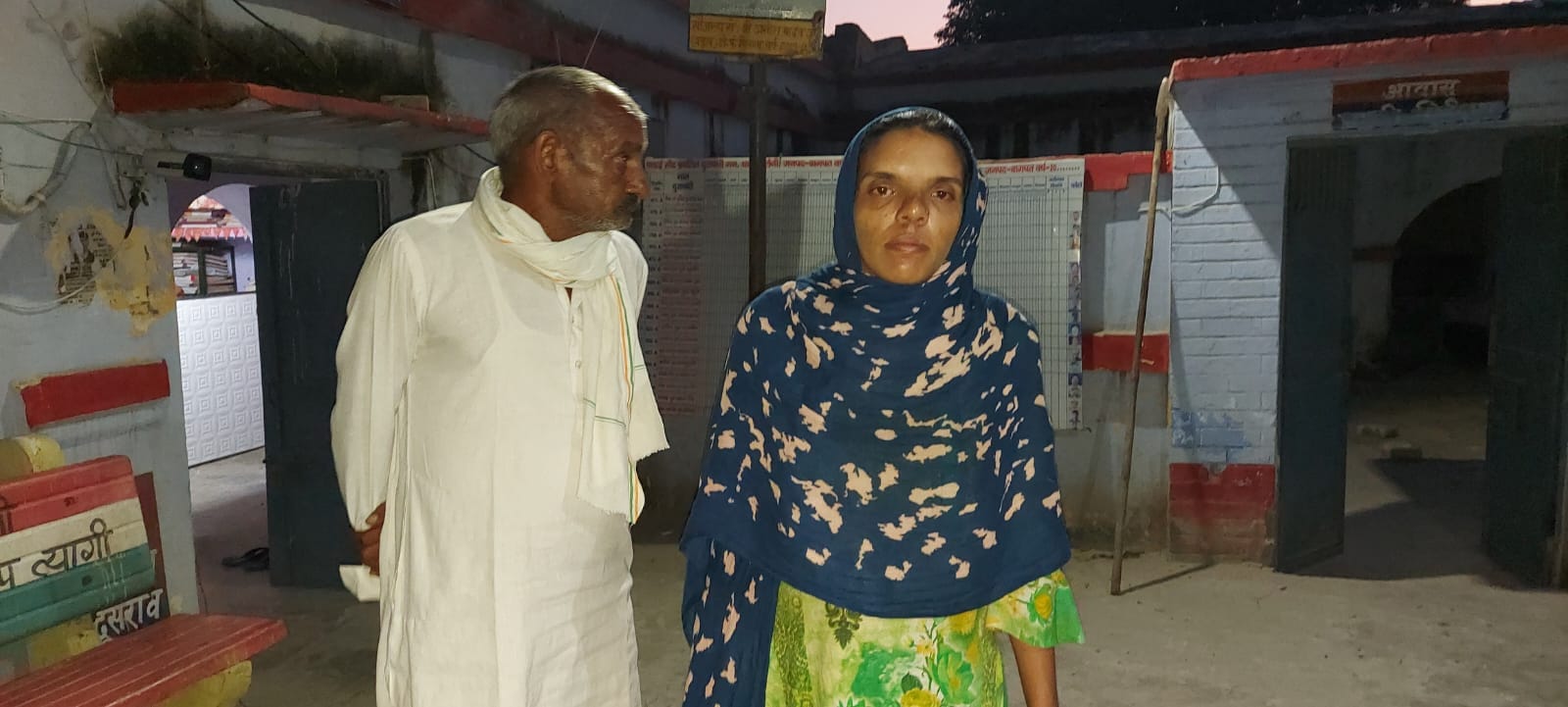 बागपत : बालैनी थाने में पिता के साथ लोनी से बरामद महिला पूजा। बागपत : बालैनी थाने में पिता के साथ लोनी से बरामद महिला पूजा।