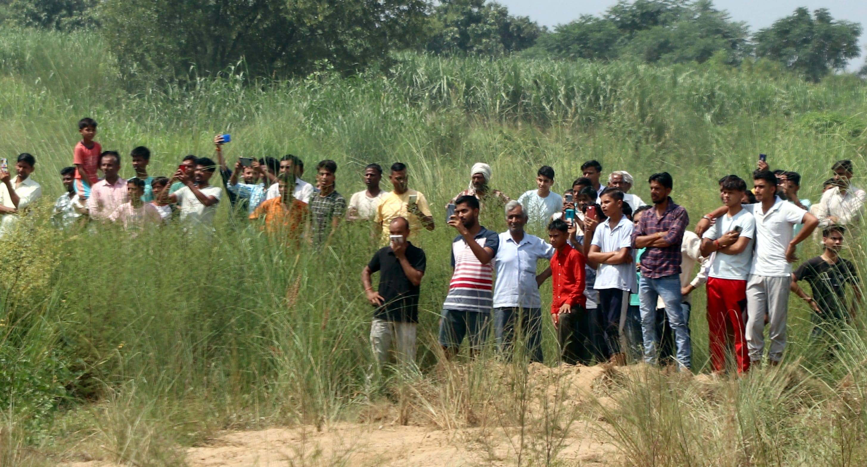बिजनौर के गांव स्वाहेड़ी में सीएम योगी आदित्यनाथ को देखने के लिए खड़े ग्रामीण। बिजनौर के गांव स्वाहेड़ी में सीएम योगी आदित्यनाथ को देखने के लिए खड़े ग्रामीण।