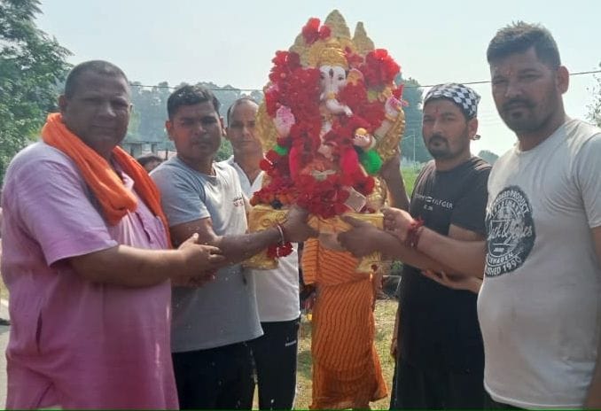 बाजपुर में विसर्जन के लिए भगवान श्री गणेश की मूर्ति लेकर जाते श्रद्धालु। संवाद बाजपुर में विसर्जन के लिए भगवान श्री गणेश की मूर्ति लेकर जाते श्रद्धालु। संवाद