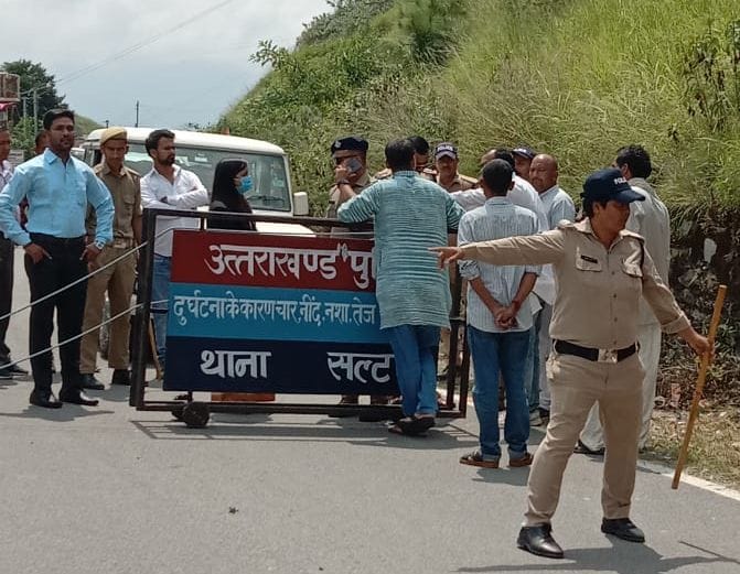 बैरिकेडिंग कर कांग्रेसियों को रोकती पुलिस। संवाद