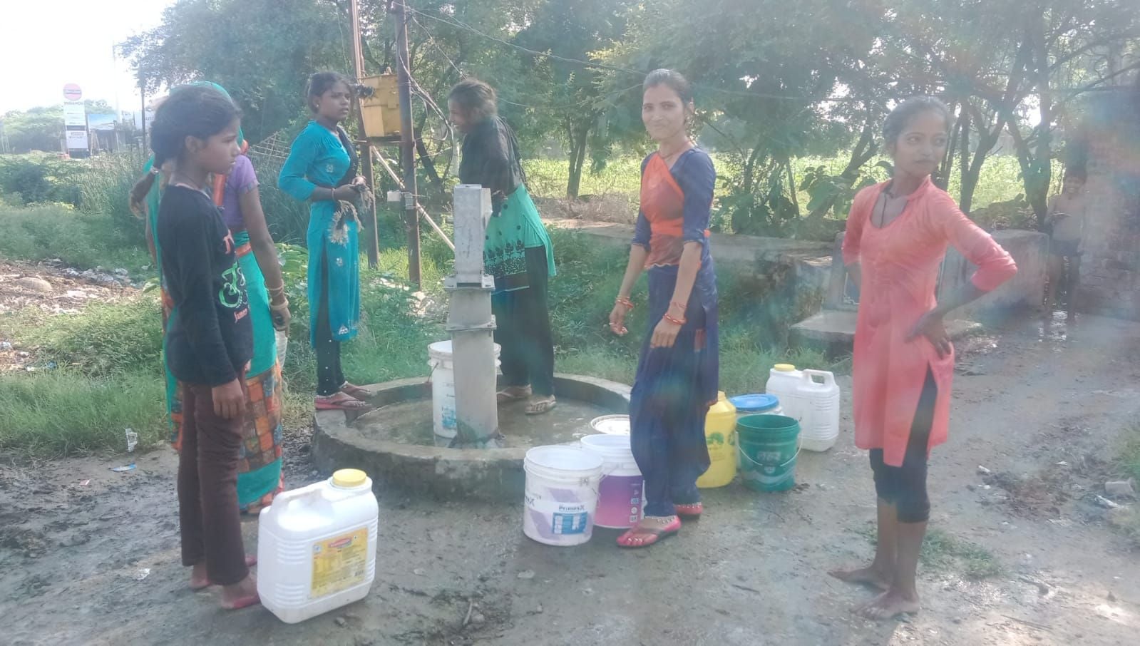 हैंडपंप में पानी भरती युवतियां। हैंडपंप में पानी भरती युवतियां।