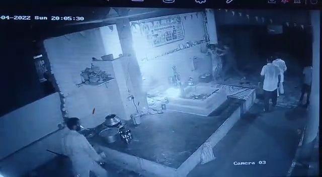 हिसार। डेरे के महंत के साथ मारपीट करता युवक। हिसार। डेरे के महंत के साथ मारपीट करता युवक।