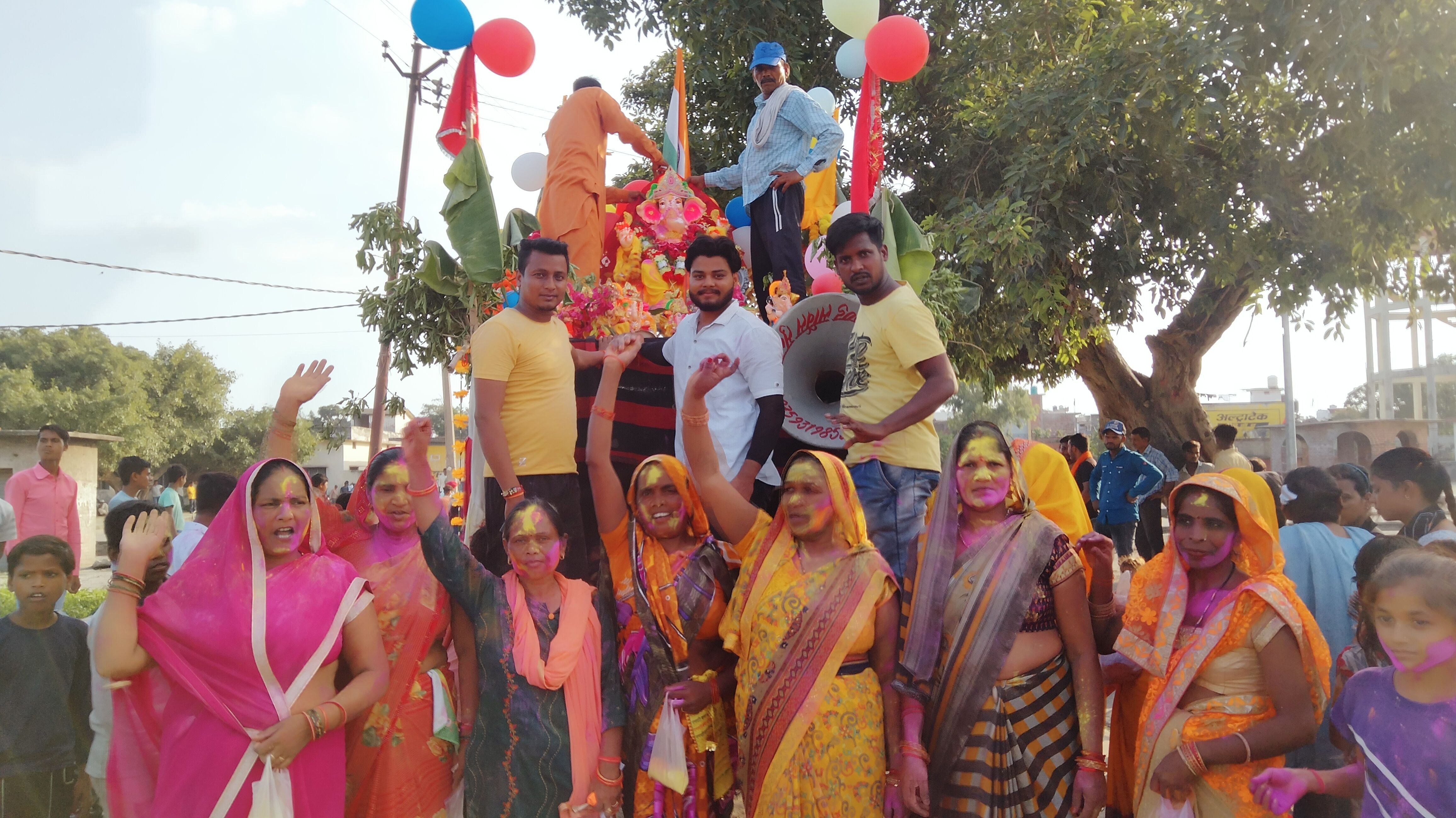 कुल्तानपुर पट्टी में गणेश विसर्जन से पहले निकालते शोभायात्रा। संवाद कुल्तानपुर पट्टी में गणेश विसर्जन से पहले निकालते शोभायात्रा। संवाद