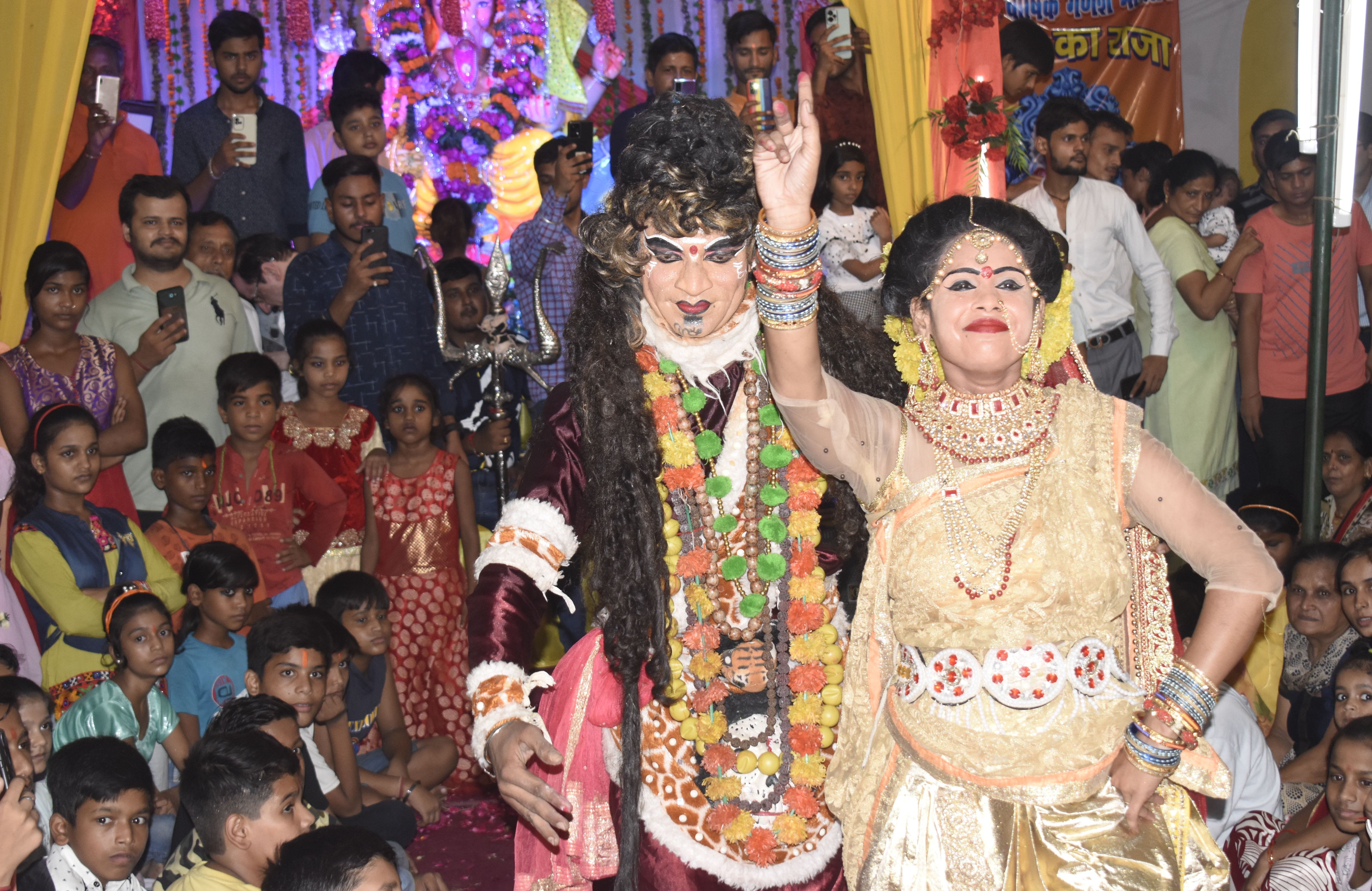 कटरा के राजा पंडाल में सांस्कृत कार्यक्रम में प्रस्तुति देते कलाकार । संवाद कटरा के राजा पंडाल में सांस्कृत कार्यक्रम में प्रस्तुति देते कलाकार । संवाद