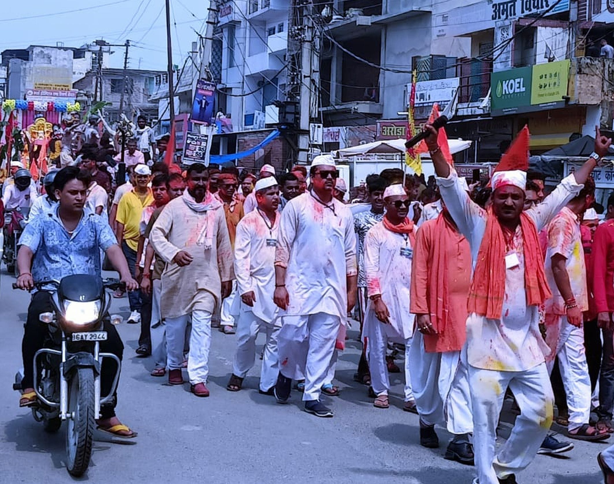 खटीमा में गणपति की शोभा यात्रा में झूमते गण भक्त। संवाद खटीमा में गणपति की शोभा यात्रा में झूमते गण भक्त। संवाद
