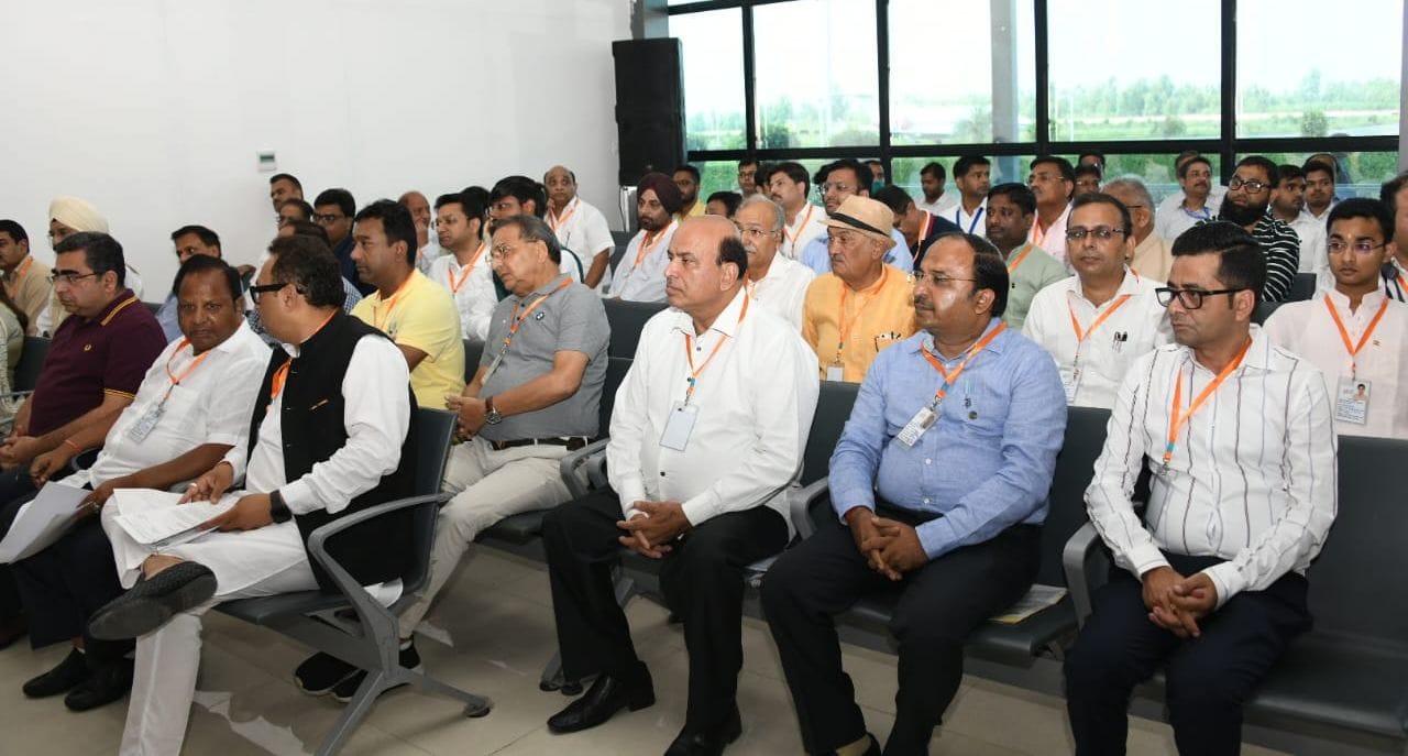 मुरादाबाद के मूंढापांडे हवाई अड्डा में निर्यातको से वार्ता करते मुख्यमंत्री योगी आदित्यानाथ। ? मुरादाबाद के मूंढापांडे हवाई अड्डा में निर्यातको से वार्ता करते मुख्यमंत्री योगी आदित्यानाथ। ?