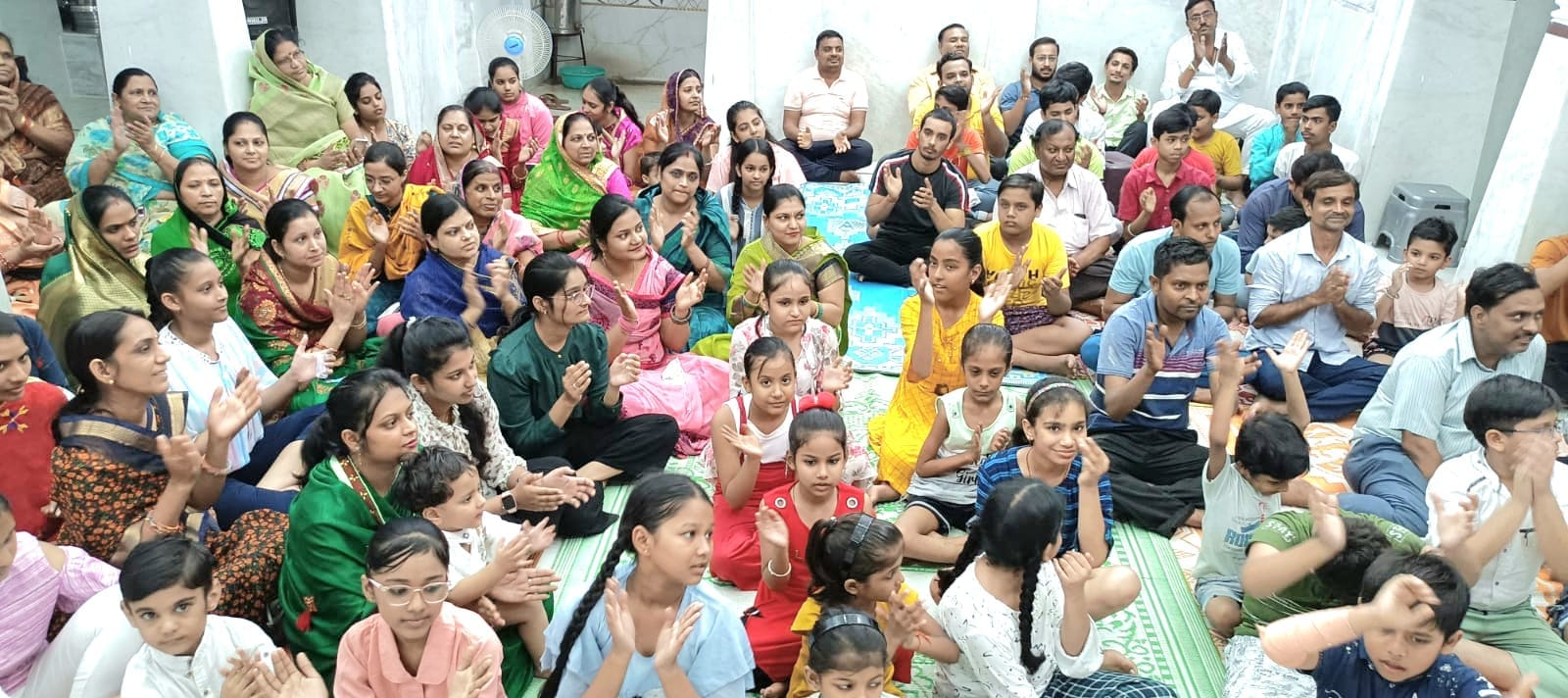 रामपुर मनिहारान के जैन मंदिर में आयोजित धार्मिक प्रतियोगिता में भाग लेते हुए महिला व बच्चे रामपुर मनिहारान के जैन मंदिर में आयोजित धार्मिक प्रतियोगिता में भाग लेते हुए महिला व बच्चे