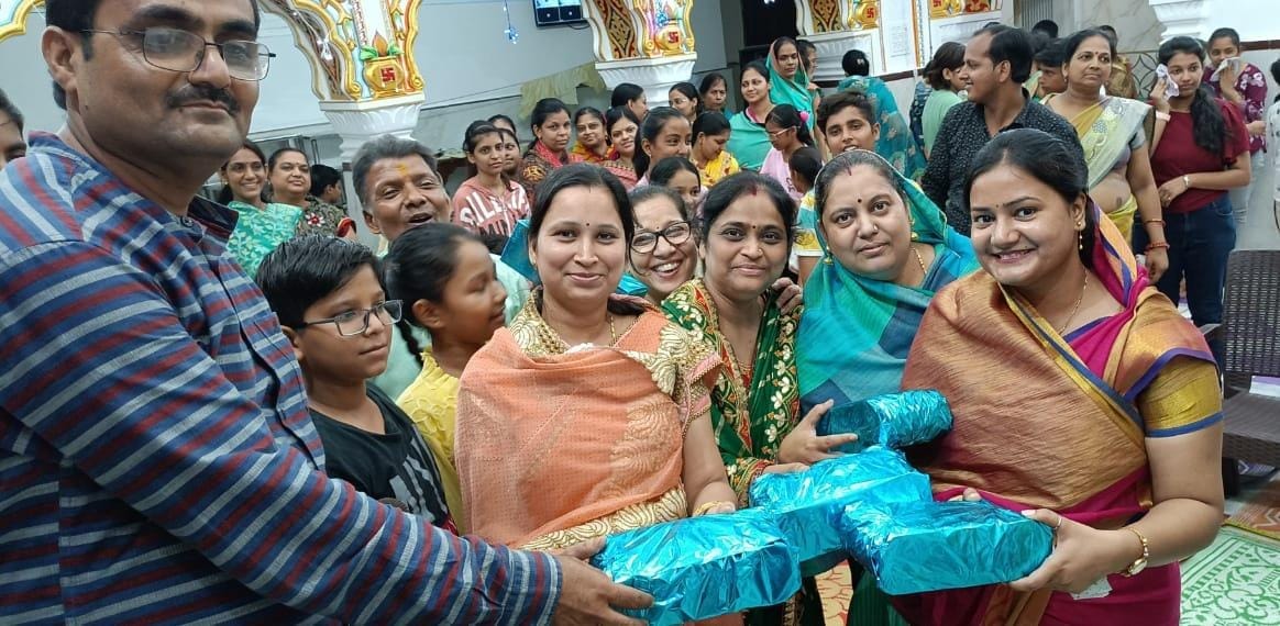 रामपुर मनिहारान के जैन मंदिर में महिलाओं व बच्चों को पुरस्कृत करते पदाधिकारी रामपुर मनिहारान के जैन मंदिर में महिलाओं व बच्चों को पुरस्कृत करते पदाधिकारी