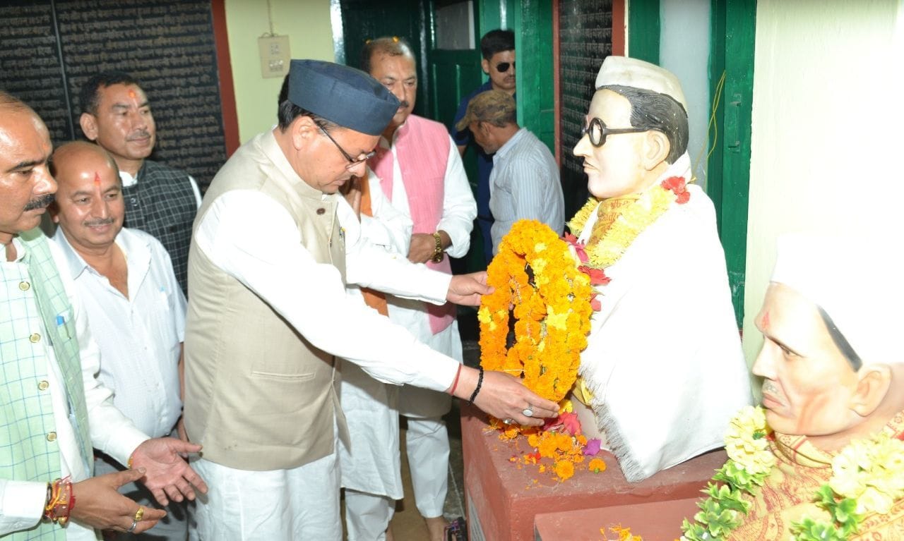 सल्ट (खुमाड़)में शहीदों की प्रतिमा पर पुष्पचक्र अर्पित करते सीएम पुष्कर सिंह धामी। संवाद
