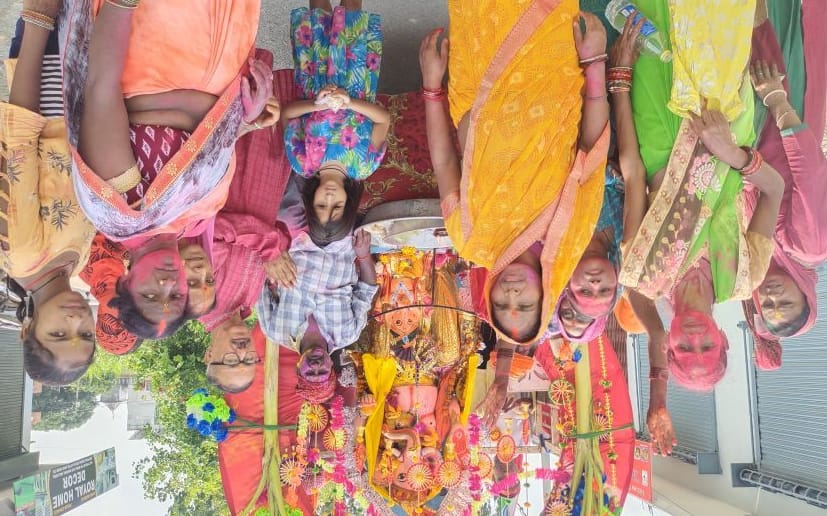 शांतिपुरी में भगवान गणेश जी की मूर्ति के साथ श्रद्धालु। शांतिपुरी में भगवान गणेश जी की मूर्ति के साथ श्रद्धालु।
