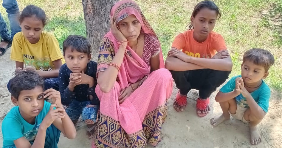 अपने बच्चों के साथ गमगीन बैठी मृतक की पत्नी रेखा। संवाद अपने बच्चों के साथ गमगीन बैठी मृतक की पत्नी रेखा। संवाद