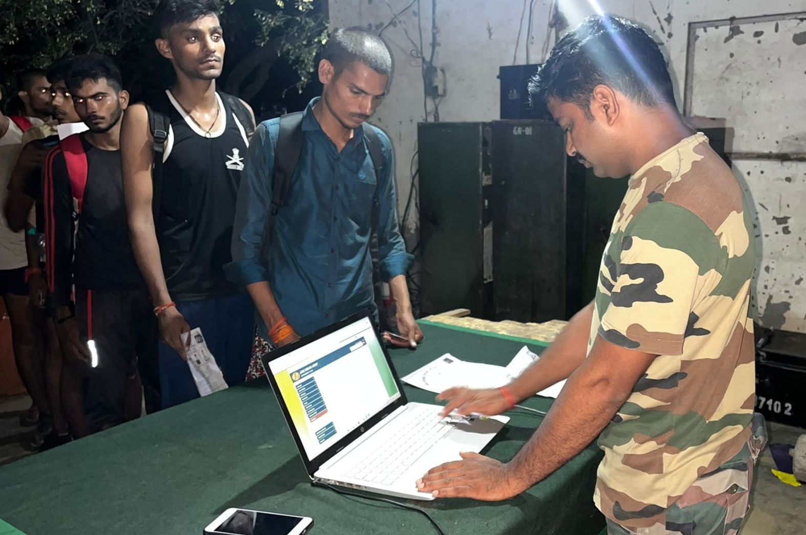 फतेहगढ़ स्थित राजपूत रेजिमेंट सेंटर में कागजात चेक कराते युवा। संवाद फतेहगढ़ स्थित राजपूत रेजिमेंट सेंटर में कागजात चेक कराते युवा। संवाद