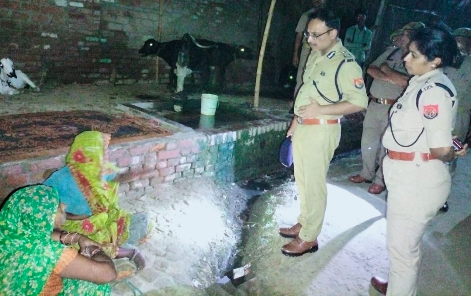 मृतक की पत्नी रेखा देवी से जानकारी लेते आईजी प्रशांत कुमार व एसपी चारू निगम। संवाद