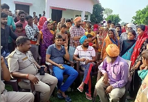 Forest officials and policemen explaining to the relatives of deceased Ramesh Bhargava. 