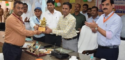 राज्य पुरस्कार के लिए चयनित शिक्षक को सम्मानित करते डीएम। राज्य पुरस्कार के लिए चयनित शिक्षक को सम्मानित करते डीएम।