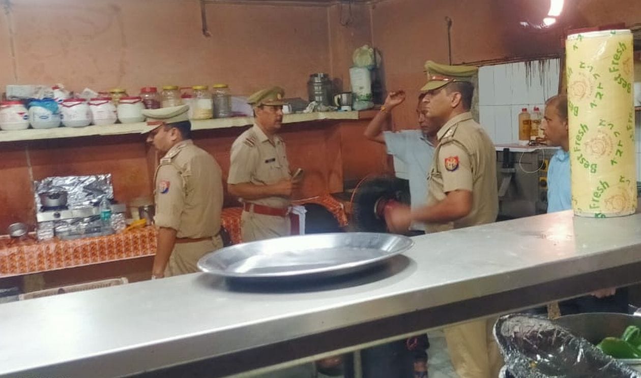 रेलवे रोड स्थित एक होटल में जांच करते पुलिसकर्मी। संवाद रेलवे रोड स्थित एक होटल में जांच करते पुलिसकर्मी। संवाद