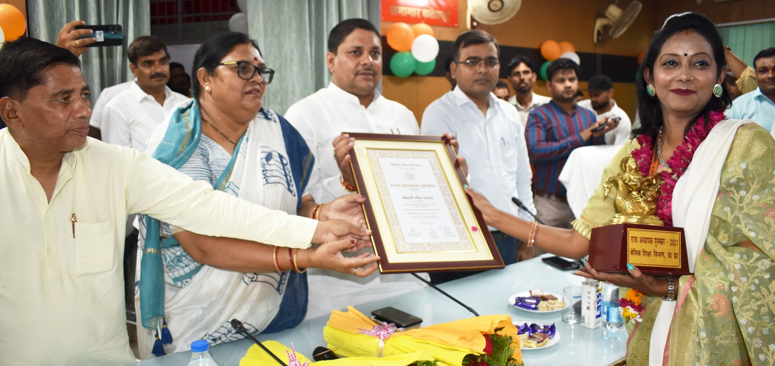 विकास भवन सभागार में शिक्षिका गीता यादव को राज्य अध्यापक पुरस्कार से सम्मानित करते विधायक। संवा