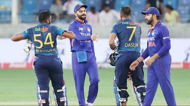 मैच के बाद श्रीलंकाई खिलाड़ी को बधाई देते कोहली और रोहित