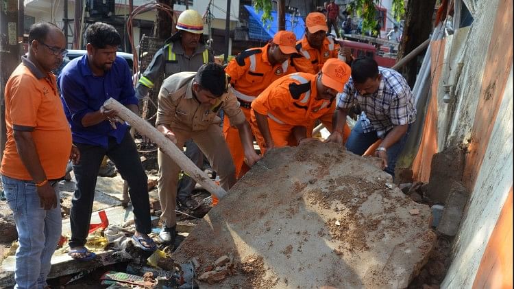 प्रयागराज के हाटिया चौराहे पर जर्जर भवन का छज्जा गिरने के बाद घटना स्थल पर मलबे में खोजबीन करते एसडी