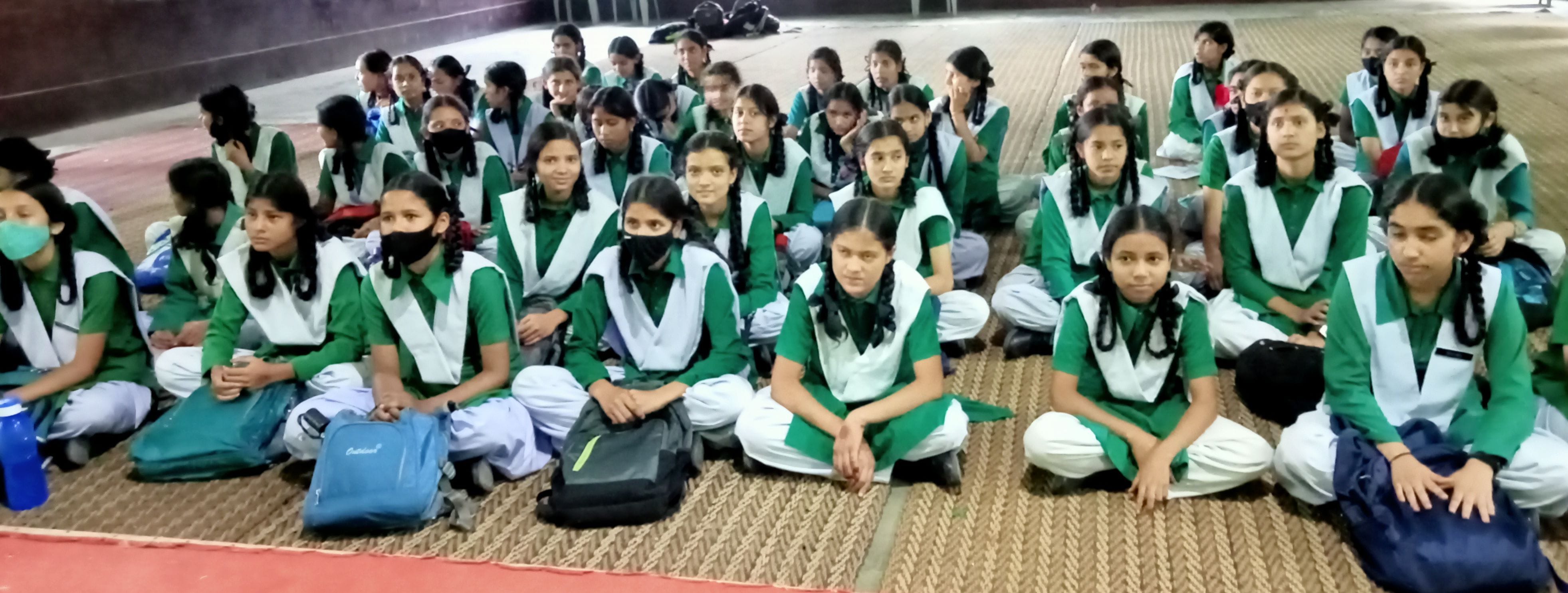 अल्मोड़ा में हिमालय बचाओ अभियान के तहत हुई गोष्ठी में मौजूद जीजीआईसी की छात्राएं। संवाद